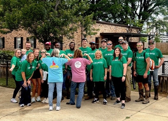 Hunt Oil volunteers